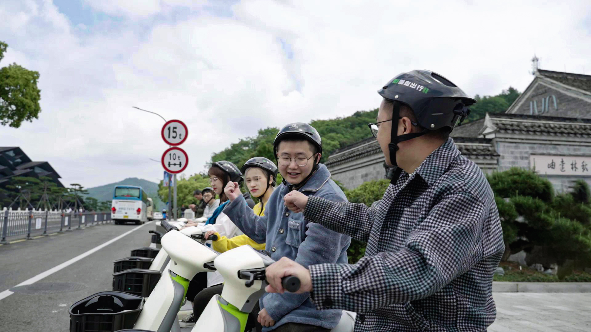 用戶騎行共享電動(dòng)車